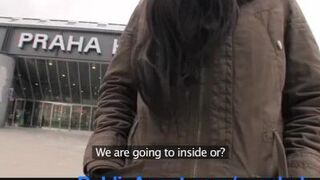 PublicAgent Бездомную девушку трахают, чтобы заплатить за отель порно